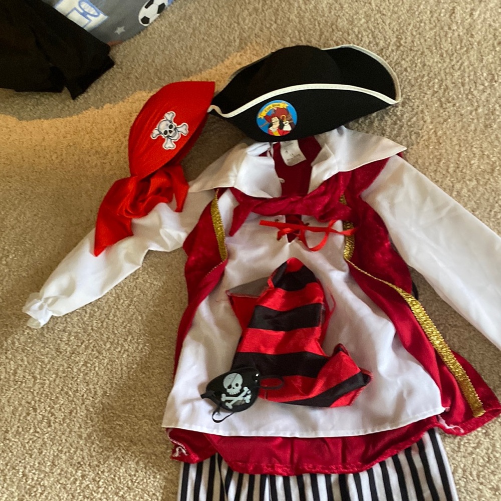 Pirate costumes with two hats and accessories Size YS